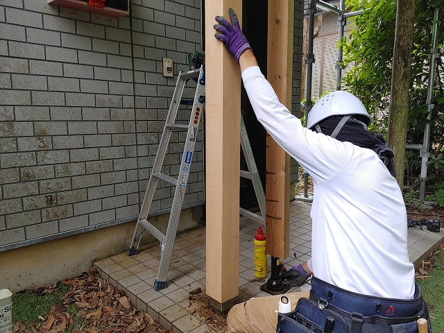 ポーチ柱の入れ替えをしている